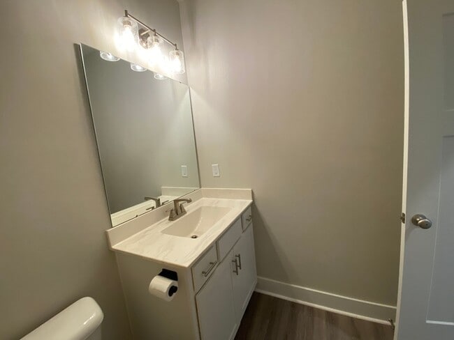 Building Photo - 5 bedrooms 3 bathroom Smart Home