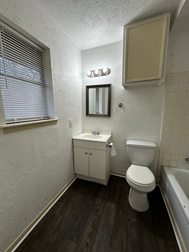 Building Photo - 1 Bedroom Duplex