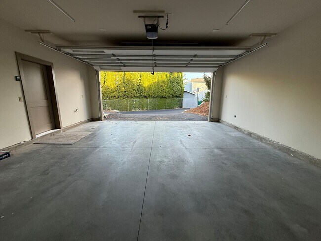 Building Photo - Now renting Brand-new 4 bedroom, 3 bathroo...