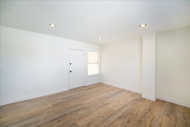 Building Photo - BELLA APARTMENTS: Beautiful 1 Bed - 1 Bath...