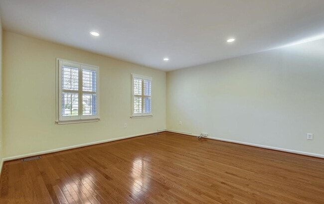 Building Photo - Fabulous 3BR/3.5BA Potomac Townhome, in In...