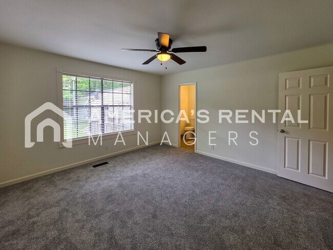 Building Photo - Newly Renovated and Ready for Move In!