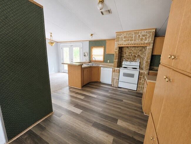Building Photo - 573 Bluebonnet