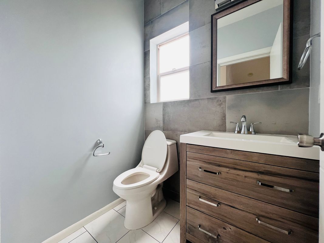 Building Photo - 1718 Miramar St