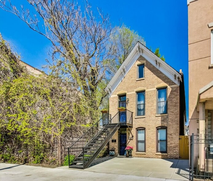 Building Photo - 2242 W Grand Ave