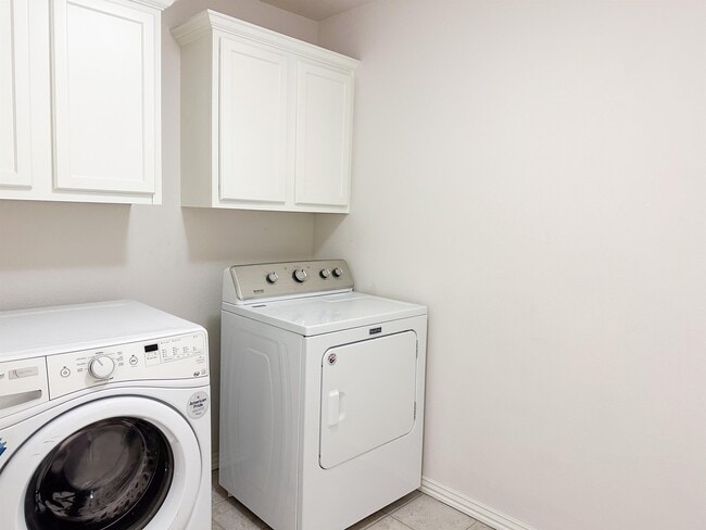 Building Photo - 691 N Meadowlands Dr