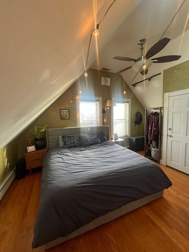 Building Photo - Stunning 2 Bed Right in Davis Square! Avai...