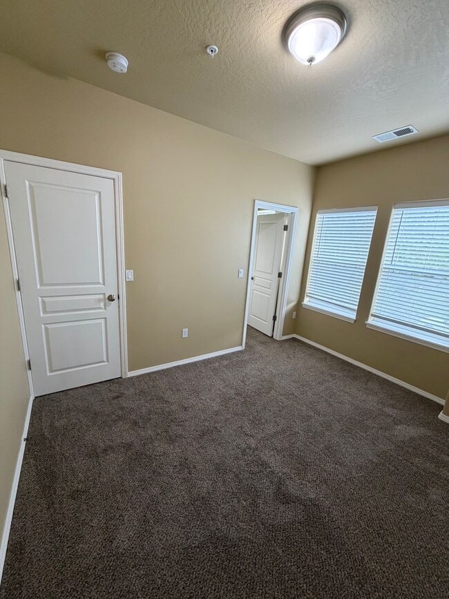 Building Photo - Modern Comfort Meets Easy Living in McKenzie Ridge Estates