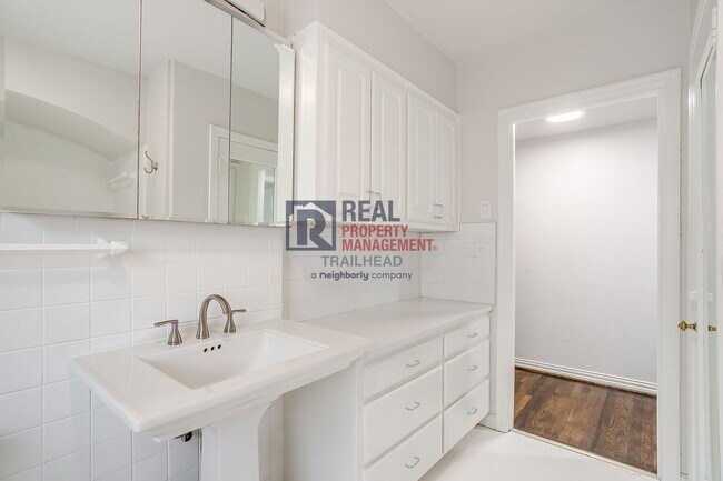 Building Photo - Charming Monticello Townhome – 4 Beds, Updated Kitchen & On-Site Parking