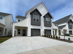 Building Photo - 3 Bedroom Townhome near LSU available July...