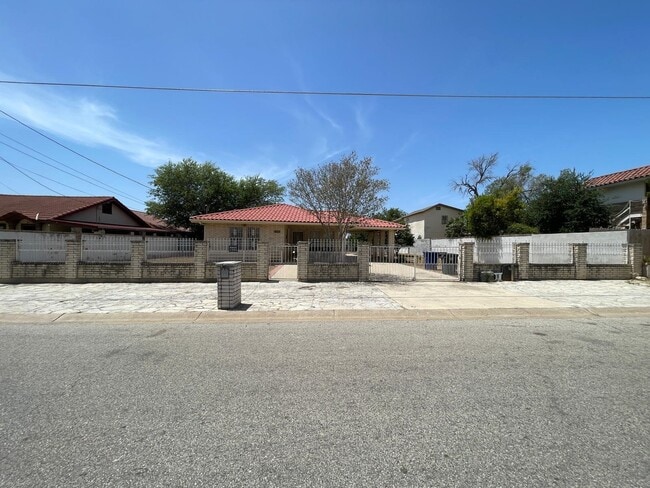 Primary Photo - 2015 Rosario St