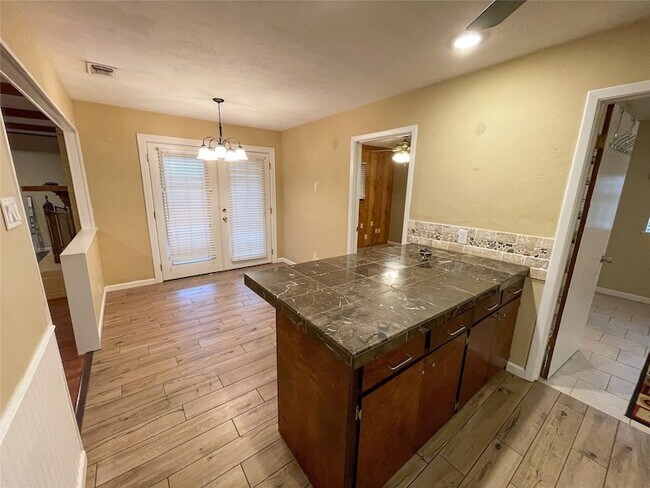 Building Photo - 1714 Crescent Dr