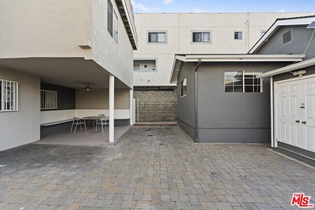 Building Photo - 1128 Irolo St