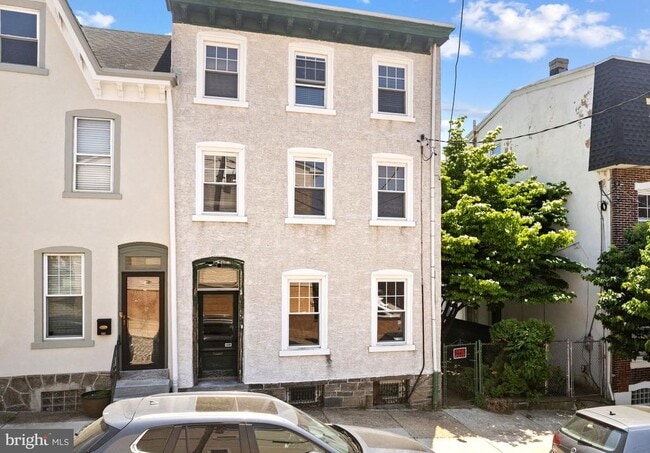 Building Photo - 161 Hermitage St