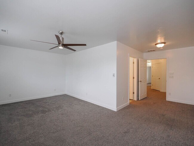 Building Photo - 3 Bedroom, 2.5 Bathroom Riverton Town Home