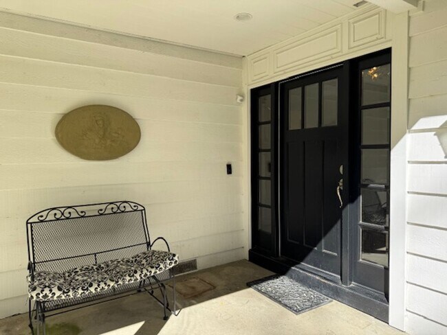 Building Photo - Gorgeous 5 bedroom, 4.5 bath, Westside Dan...