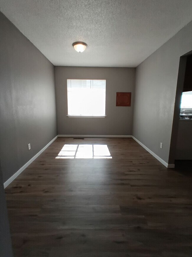 Building Photo - Clean Home