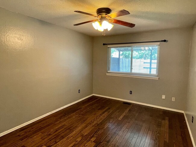 Building Photo - Cute 3 Bed 3 Bath Town Home NW OKC