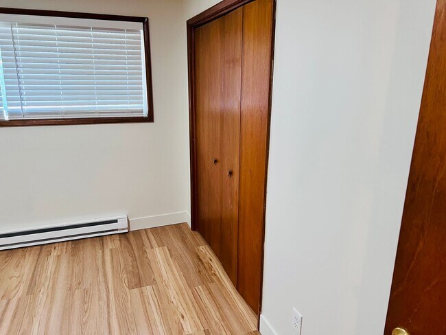 Building Photo - Classy 1950's full of vintage charm...2 be...