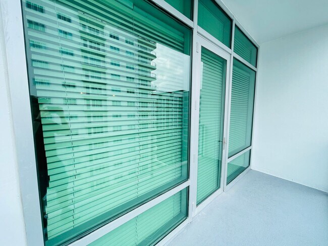 Building Photo - Modern High-Rise Condo in Downtown Orlando...