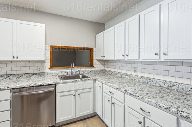 Building Photo - $1245 - 3 bed 1 bath - Single Family Home