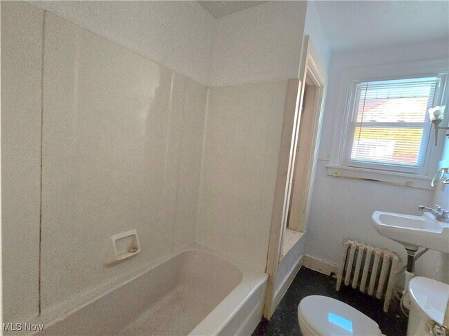 Building Photo - 1617 Maple Ave