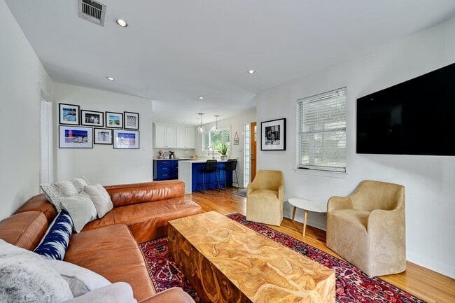 Building Photo - Unbelievable Brentwood Home + Separate Hom...