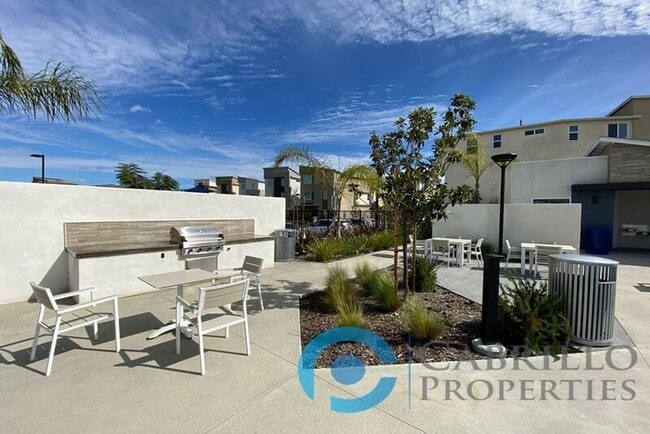 Building Photo - 1840 Mint Ter