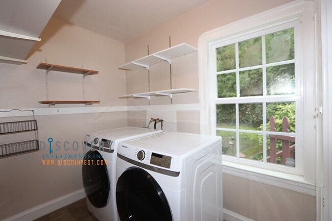 Building Photo - Upper Rockridge 3 Bedroom Home