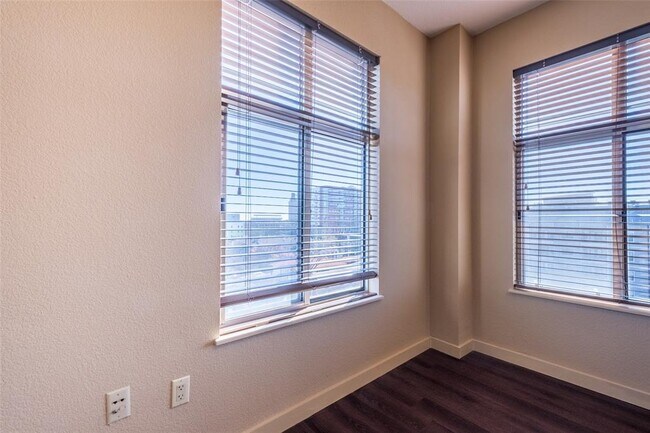 Building Photo - 711 W 26th St