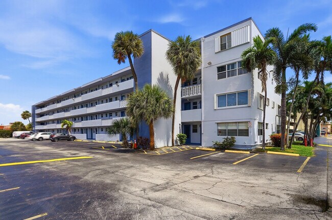 Building Photo - 1333 E Hallandale Beach Blvd