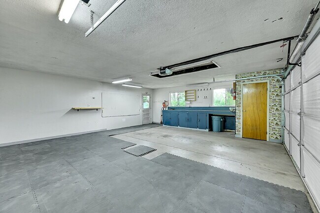 Building Photo - $2,300.00 - 2 Beds, 1 Bath, Single Family ...