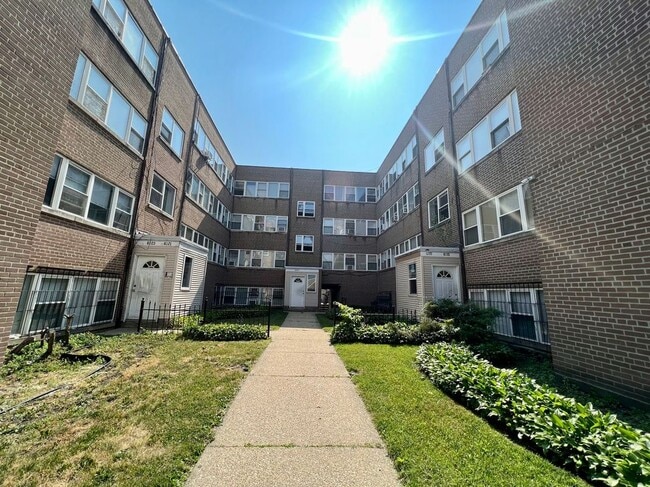 Building Photo - 6023 N Fairfield Ave