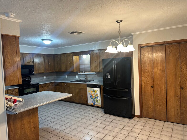 Building Photo - 1829 Azalea St