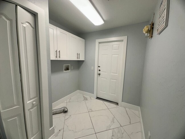 Building Photo - Stunning 3 Bedroom + Den Home with Fence +...