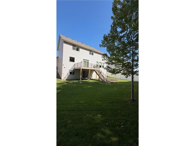 Building Photo - 5590 Upper 179th St W