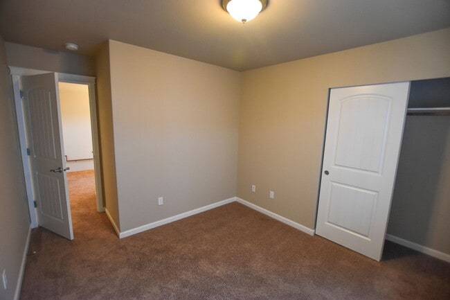 Building Photo - Move in Ready! Apply Today!