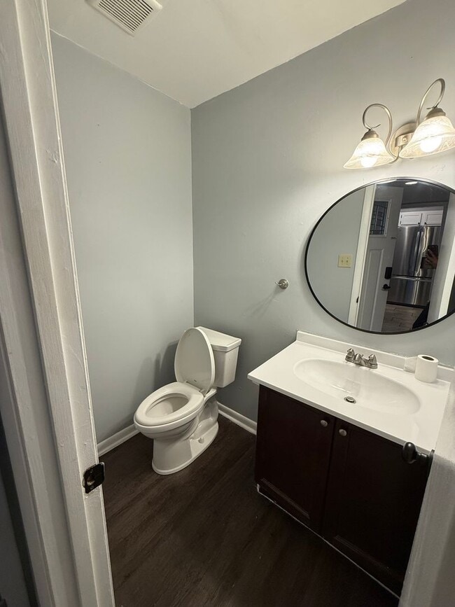 Building Photo - Charming 3BR Townhome in Greensboro