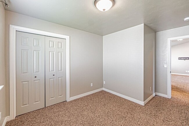 Building Photo - Charming 3-Bedroom Home with Garage on a S...