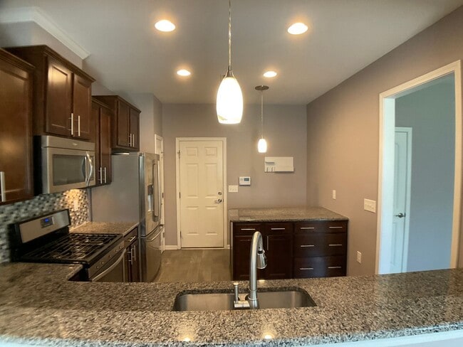 Building Photo - Gorgeous Townhome in Brier Crossings!