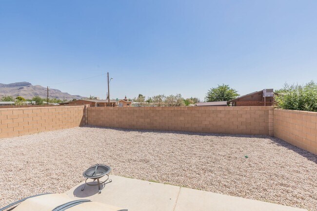 Building Photo - 3 Bedroom, 2 Bath in a Private Cul De Sac