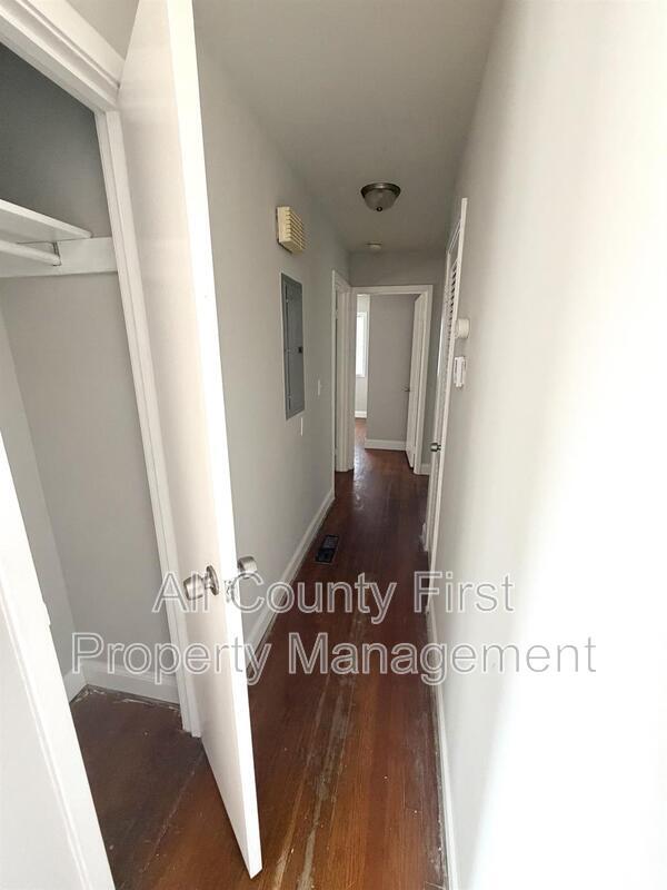 Building Photo - 3236 Renault Rd SE