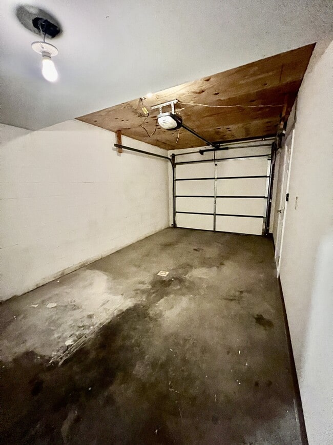 Building Photo - 403 Cedarstone Rd