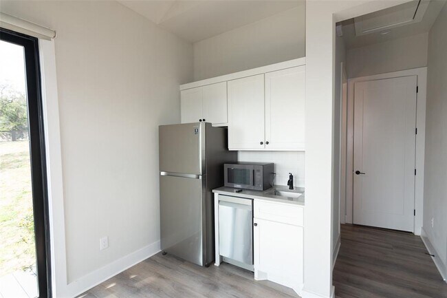 Building Photo - 2802 Lawrence Dr