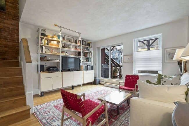 Building Photo - 26 Bigelow St