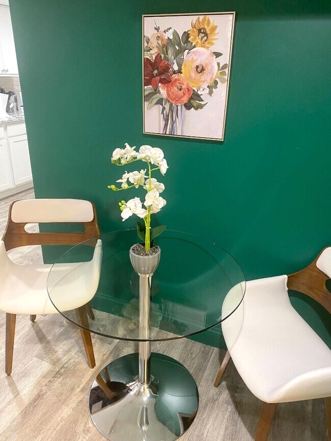 Building Photo - 1544 Oakridge Rd