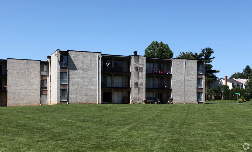 Primary Photo - TOWNE CREST APARTMENTS