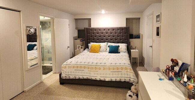 Building Photo - 4215 N Sheridan Rd