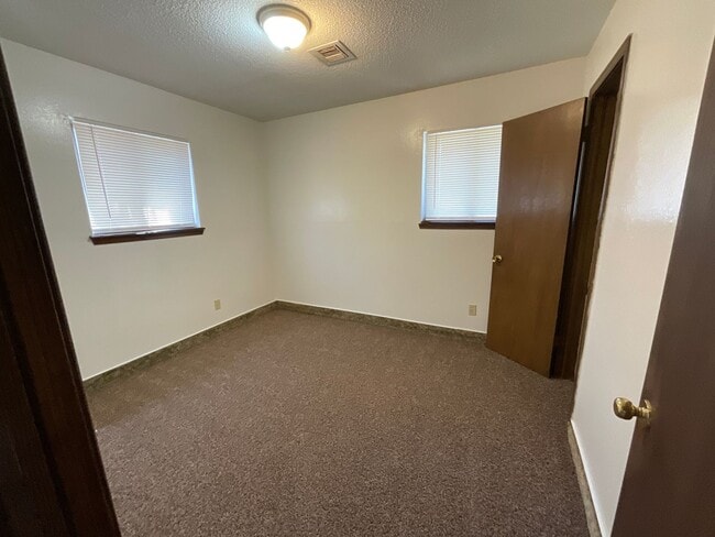 Building Photo - 3 bed, 1.5 bath, 1 car garage