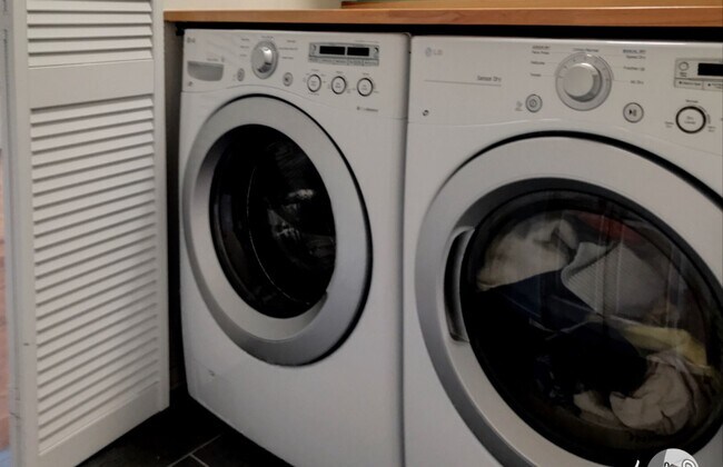 Building Photo - Rare 3 bed 2 bath Townhome available now.